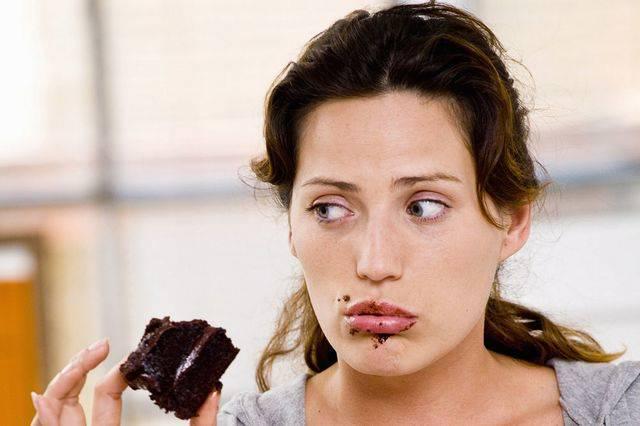 รูปภาพ:https://centennialmedicalgroup.files.wordpress.com/2013/08/woman-eating-chocolate-cake-1512493.jpg