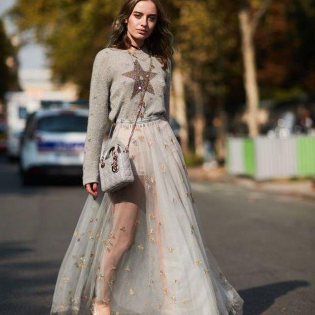 ภาพประกอบบทความ สวยมีสไตล์ กับ การแต่งตัวในงาน 'Paris Fashion Week' ส่องเทรนด์ฤดูใบไม้ผลิ 2018!