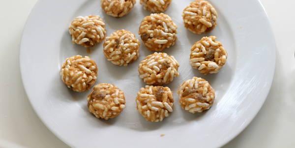 รูปภาพ:http://img.werecipes.com/wp/wp-content/uploads/2015/03/puffed-rice-peanut-butter-balls-making-balls.jpg