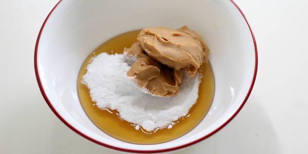 รูปภาพ:http://img.werecipes.com/wp/wp-content/uploads/2015/03/puffed-rice-peanut-butter-balls-adding-peanut-butter.jpg