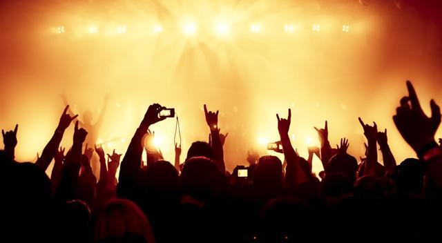 รูปภาพ:http://thenextweb.com/wp-content/blogs.dir/1/files/2013/11/concert-audience.jpg