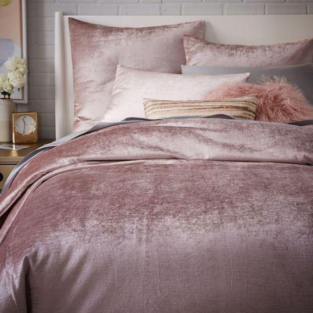 ภาพประกอบบทความ เติมแต่งห้องนอนให้มีกิมมิค ด้วยไอเดีย "Velvet Bedroom Decor" ทั้งสวยและเก๋เวอร์ 