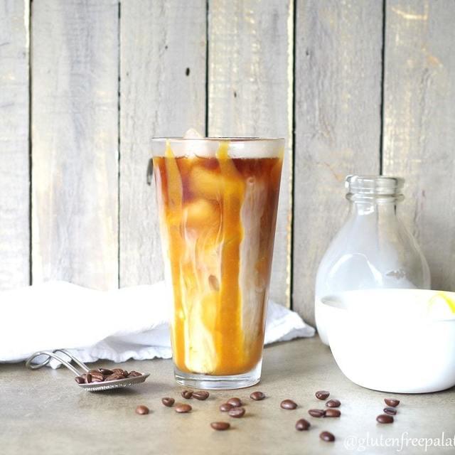 ภาพประกอบบทความ Homemade Salted Caramel Iced Coffee กาแฟเย็นซอสคาราเมลเกลือทะเล อร่อยถึงหยดสุดท้าย