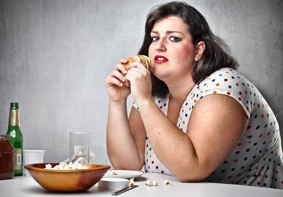 รูปภาพ:http://authoritynutrition.com/wp-content/uploads/2014/09/obese-woman-eating-junk-food.jpg