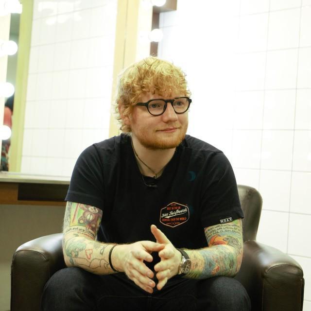 ภาพประกอบบทความ [Exclusive!] สัมภาษณ์ Ed Sheeran! บุกห้องแต่งตัวแบบใกล้ชิด ดนตรี กีตาร์ และประเทศไทยครั้งแรก!!