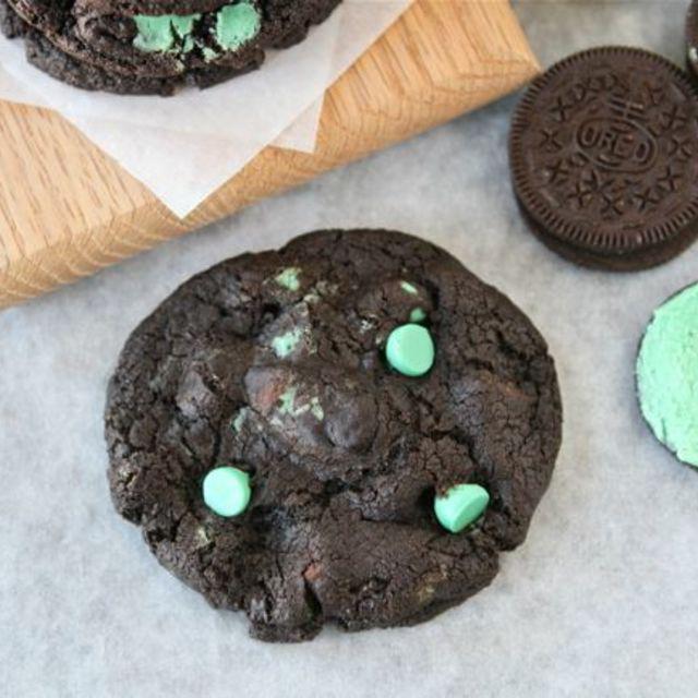 ภาพประกอบบทความ ชวนทำ Chocolate Mint Oreo Cookies 'คุกกี้โอรีโอ้รสมินต์' อร่อยเคี้ยวเพลินเกินห้ามใจ