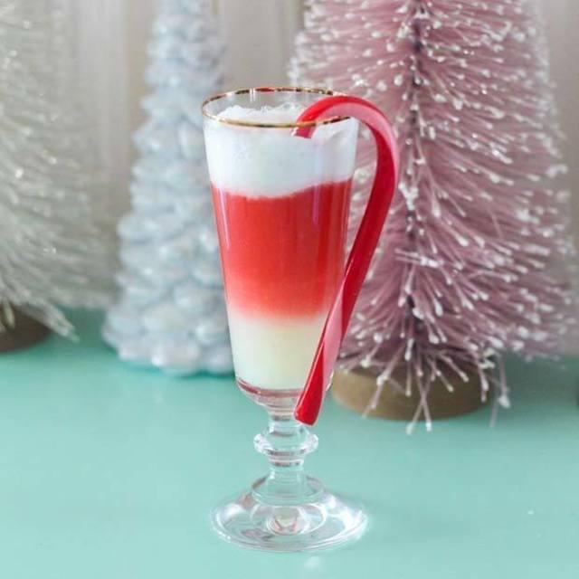 ภาพประกอบบทความ 20 ไอเดีย "Christmas Cocktails" ค็อกเทลสีสวยจนไม่กล้าดื่ม!