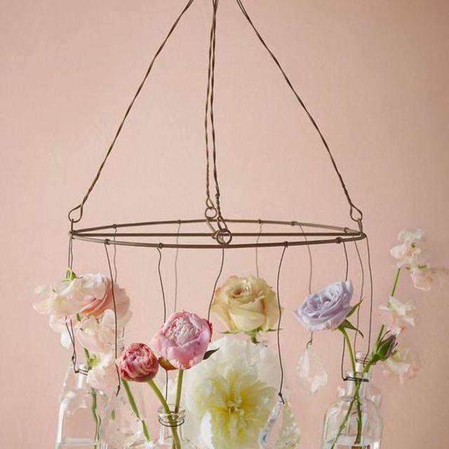 ภาพประกอบบทความ สร้างความสุขด้วยการ MIX 'ดอกไม้' กับ 'ขวดและหลอดไฟ' เฟอร์นิเจอร์ที่ทำได้ง่ายๆ