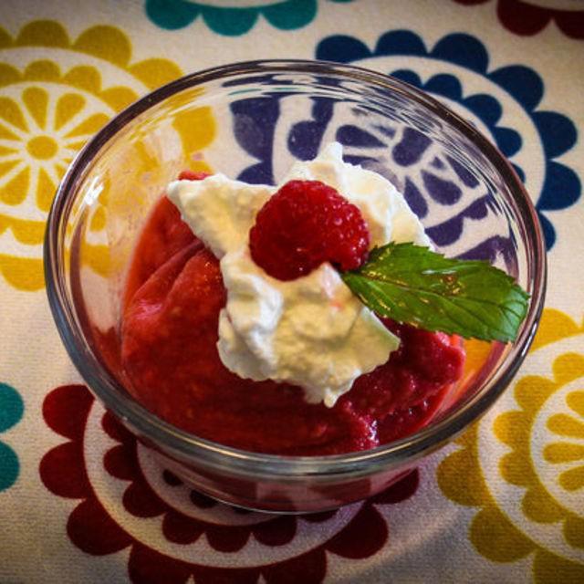 ภาพประกอบบทความ Raspberry Sherbet ไอศกรีมราสเบอร์รี่เชอร์เบทฉบับโฮมเมด อร่อยฟินๆ แบบไม่ต้องคอยห่วงแคล 🍨😝