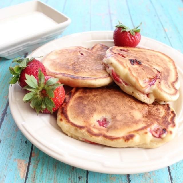 ตัวอย่าง ภาพหน้าปก:Strawberry Pancakes with Cream Cheese Syrup เมนูแพนเค้กแสนอร่อย 😋🍓