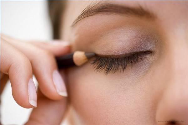 รูปภาพ:http://www.abeautyhub.com/wp-content/uploads/2014/09/How-to-apply-liquid-eyeliner.jpg