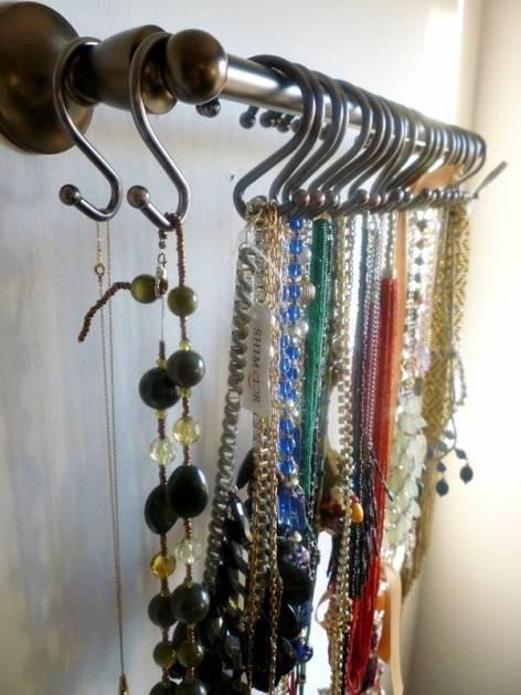 รูปภาพ:http://a.dilcdn.com/bl/wp-content/uploads/sites/8/2013/01/shower-hooks-for-necklaces.jpg