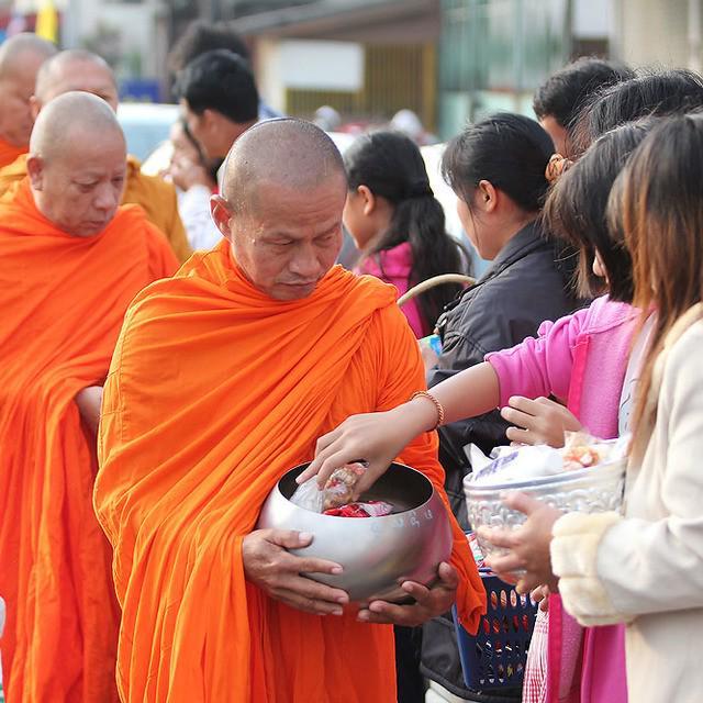 ภาพประกอบบทความ หวังอะไรก็ทำบุญตามนั้น... 6 วิธีสร้างบุญบารมี เสริมดวงรับปีใหม่ ราศีไหนก็ทำได้