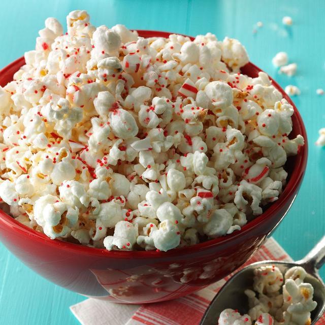 ภาพประกอบบทความ White Chocolate Peppermint Popcorn ป๊อปคอร์นหวานเย็นชื่นใจ กินหมุบหมับจนหยุดไม่ไหว