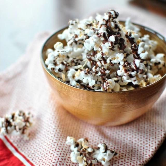 ภาพประกอบบทความ Dark Chocolate, Sea Salt and Toasted Coconut Popcorn สูตรป๊อปคอร์นรสเด็ด กดไลก์รัวๆ