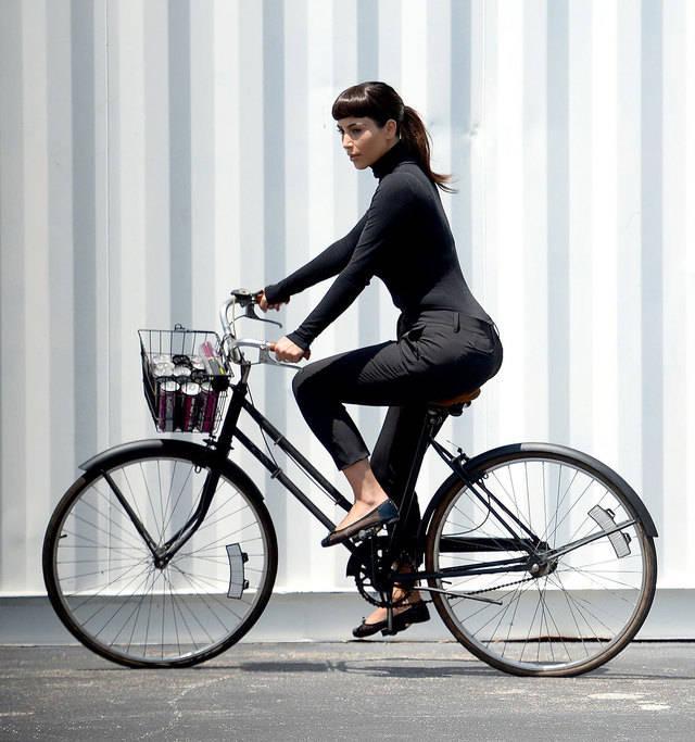 รูปภาพ:http://www.usmagazine.com/uploads/assets/articles/72317-kim-kardashian-sports-blunt-bangs-rides-bike-in-parisian-themed-shoot/1397595786_kim-kardashian-zoom.jpg