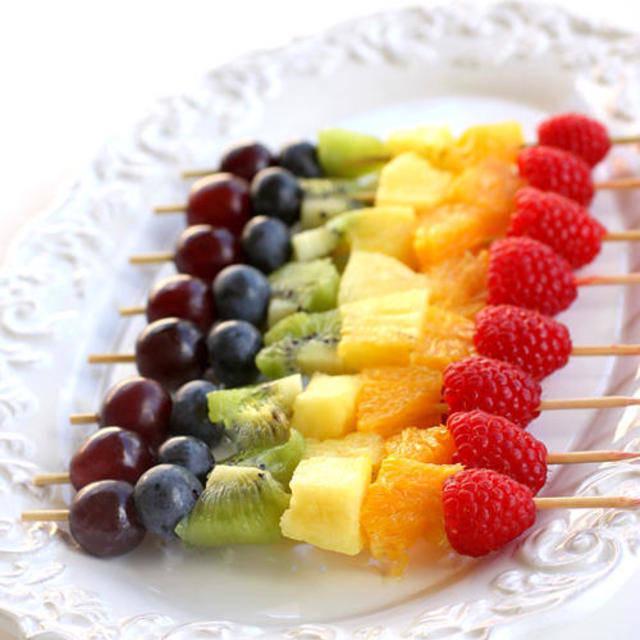 ภาพประกอบบทความ ไอเดียของว่างจากผลไม้เก๋ๆ Rainbow Fruit อร่อยและมีประโยชน์