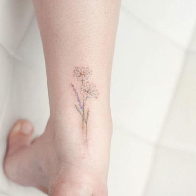 ภาพประกอบบทความ รวมไอเดีย flower Tattoo 🌻 รอยสักดอกไม้สไตล์มินิมอลใครเห็นเป็นต้องหลงรัก