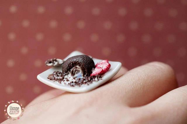 รูปภาพ:http://static.boredpanda.com/blog/wp-content/uploads/2015/10/Miniature-Food-Jewellery-Made-by-Greek-Designer-Ilianna15__880.jpg