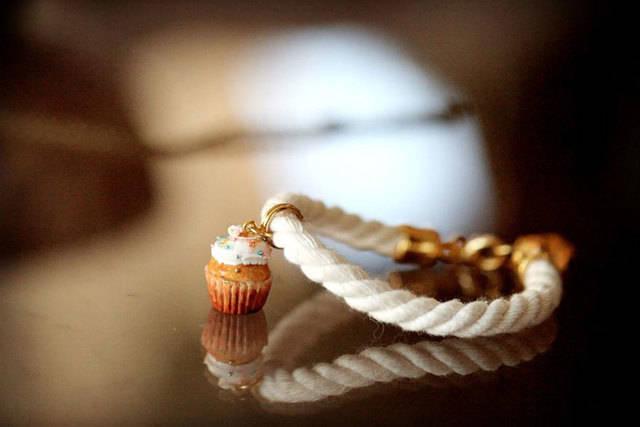 รูปภาพ:http://static.boredpanda.com/blog/wp-content/uploads/2015/10/Miniature-Food-Jewellery-Made-by-Greek-Designer-Ilianna3__880.jpg