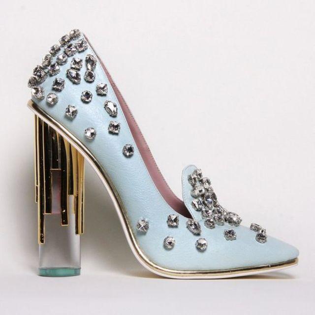 ภาพประกอบบทความ 26 รองเท้า 'ส้นสูงประดับคริสตัล' สวยสง่า สวยระยิบระยับ เลอค่าเจ้าหญิงสุดๆ