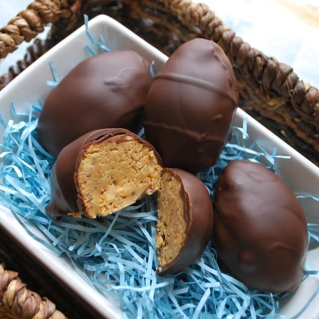 ภาพประกอบบทความ Chocolate Covered Peanut Butter Easter Eggs ขนมอีสเตอร์ อร่อยฟิน ใหญ่เต็มคำ 