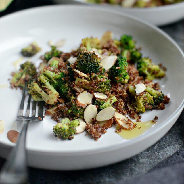 ภาพประกอบบทความ Easy Lemon Broccoli Almond Quinoa สูตรข้าวควินัวรสเด็ด รีบกินสิคะจะรออะไร 😚💘