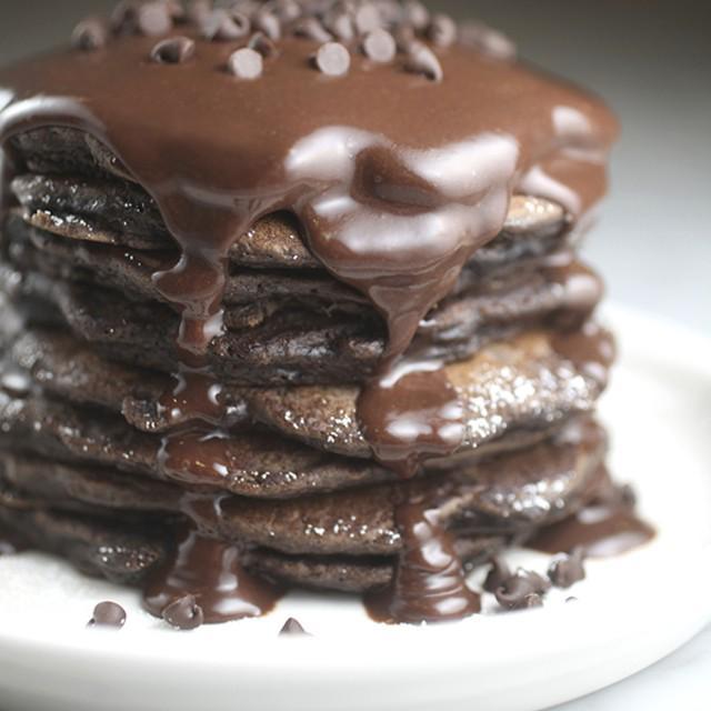 ตัวอย่าง ภาพหน้าปก:Chocolate Pancakes แจกสูตรแพนเค้กช็อกโกแลต หวานมันถึงใจ กินวนไปไม่มีเบื่อ 😋🍫