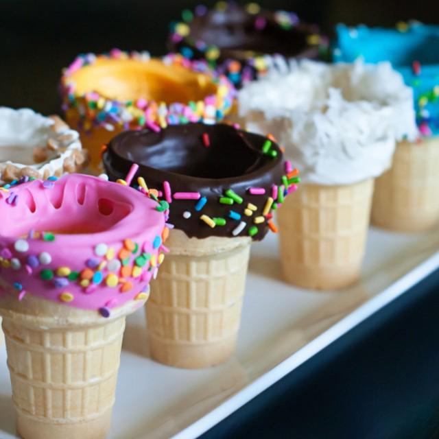 ภาพประกอบบทความ Chocolate Dipped Ice Cream Cones โคนไอศกรีมเคลือบช็อกโกแลต อร่อยฟินฉบับโฮมเมด 😍🍫
