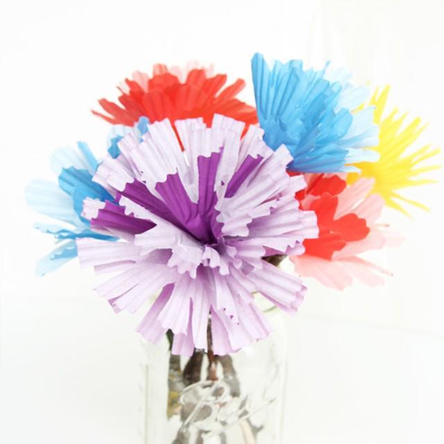 ภาพประกอบบทความ Cupcake Liner Flowers ชวนประดิษฐ์ 'ดอกไม้แสนสวย' จากถ้วยกระดาษ 😍💘