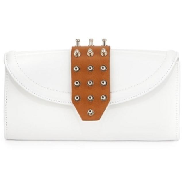 รูปภาพ:http://www.designerdiscounted.com/images/mcq_by_alexander_mcqueen/mcq_by_alexander_mcqueen_optic_white_twotone_studded_collar_flaptop_wallet_MMM20042279.jpg