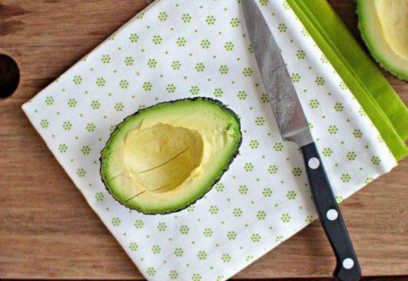 รูปภาพ:http://www.tablespoon.com/-/media/Images/Articles/PostImages/2013/07/week4/2013-07-26-how-to-cut-avocado-horizontal-cut-580w.jpg