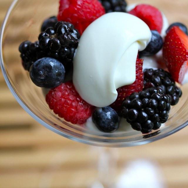 ภาพประกอบบทความ สูตรขนมฉบับทำง่าย 'Yogurt Cream and Berries' ได้ประโยชน์จากธรรมชาติสุดๆ 😍👍