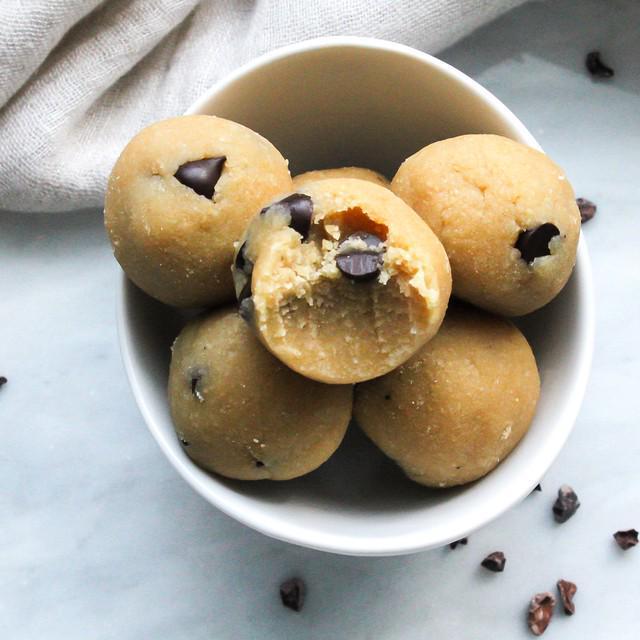 ภาพประกอบบทความ Vegan Cookie Dough Bites ขนมคุกกี้โดว์สูตรมังสวิรัติ กินเท่าไหร่ก็ไม่เคยเบื่อ 😋💞