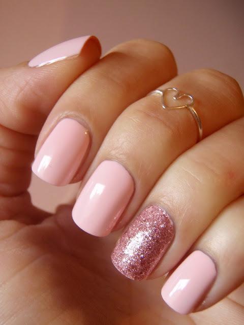 รูปภาพ:http://www.lovethispic.com/uploaded_images/54803-Pink-And-Glitter-Nails.jpg