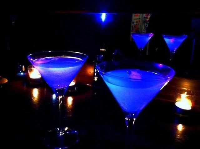 รูปภาพ:http://img.wonderhowto.com/img/27/48/63484267328410/0/brighten-up-your-party-with-these-cool-glow-dark-cocktails.w654.jpg