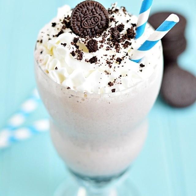 ภาพประกอบบทความ Oreo Milkshake เมนูมิลค์เชคโอรีโอ้ปั่น อร่อยชื่นใจ เอาอะไรมาแลกก็ไม่ยอม 😝👍