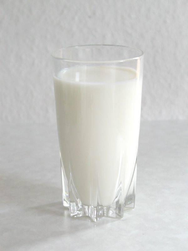 รูปภาพ:https://upload.wikimedia.org/wikipedia/commons/0/0e/Milk_glass.jpg