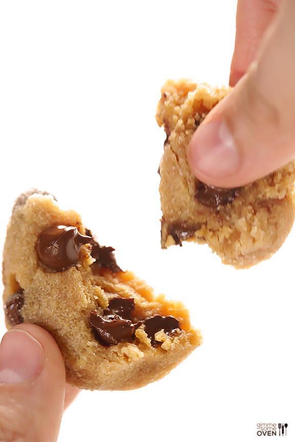 รูปภาพ:http://www.gimmesomeoven.com/wp-content/uploads/2013/12/4-Ingredient-Peanut-Butter-Chocolate-Cookies-4.jpg