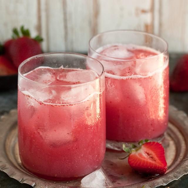ตัวอย่าง ภาพหน้าปก:Coconut Water & Muddled Strawberry Cocktai สูตรค็อกเทลสตรอว์เบอร์รี่ เหมาะสำหรับวันวาเลนไทน์ 💘
