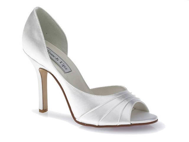 รูปภาพ:http://eliteweddinglooks.com/wp-content/uploads/2012/02/silver-bridesmaid-shoes.jpg