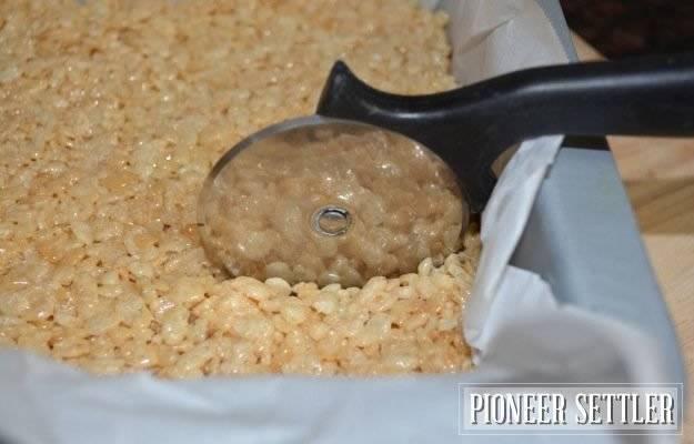 รูปภาพ:http://pioneersettler.com/wp-content/uploads/2014/06/How-to-make-rice-krispie-treats31.jpg