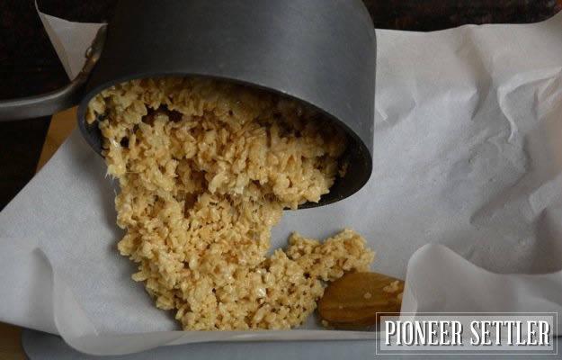 รูปภาพ:http://pioneersettler.com/wp-content/uploads/2014/06/How-to-make-rice-krispie-treats22.jpg