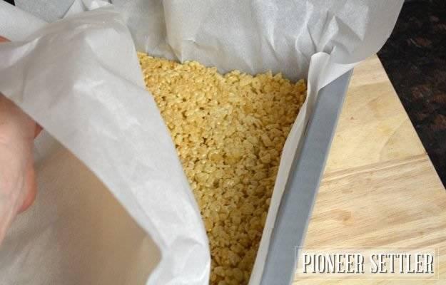 รูปภาพ:http://pioneersettler.com/wp-content/uploads/2014/06/How-to-make-rice-krispie-treats29.jpg