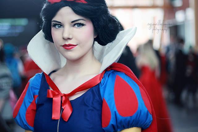 รูปภาพ:http://orig05.deviantart.net/511c/f/2013/049/2/1/snow_white_by_sofiawilhelmina-d5vdck0.jpg