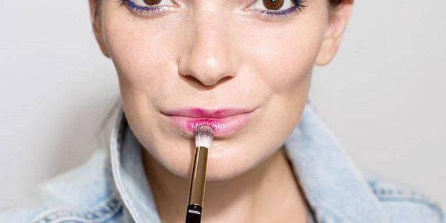 รูปภาพ:http://i0.wp.com/www.fashiondesignr.com/wp-content/uploads/2015/04/eye-shadow-brush-to-apply-your-lipstick.jpg