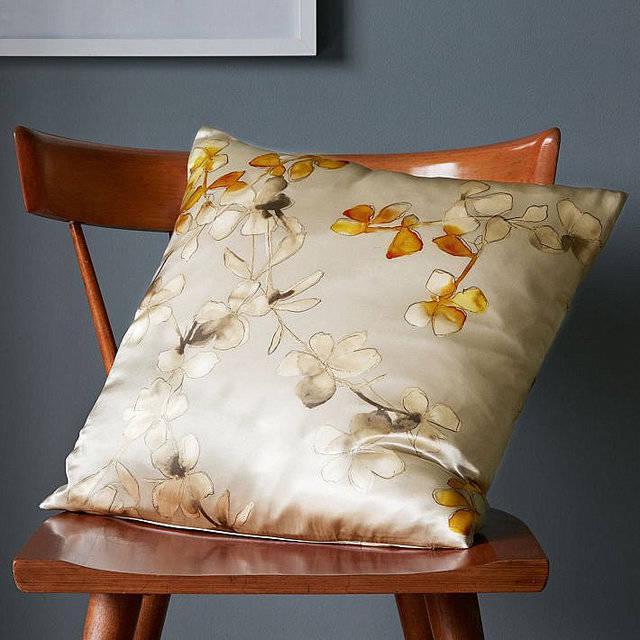 รูปภาพ:http://cdn.decoist.com/wp-content/uploads/2013/03/Floral-silk-pillow-cover-in-neutral-shades.jpg
