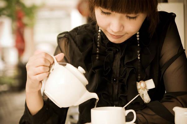 รูปภาพ:http://cdn.sheknows.com/articles/chinese-woman-drinking-tea.jpg