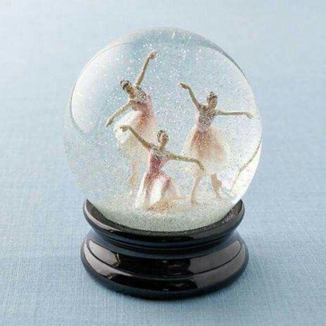 ตัวอย่าง ภาพหน้าปก:อะไรอยู่ในโดมแก้ว ชวนส่อง Snow globe  ของขวัญแทนใจ ไอเดียจากเทพนิยาย