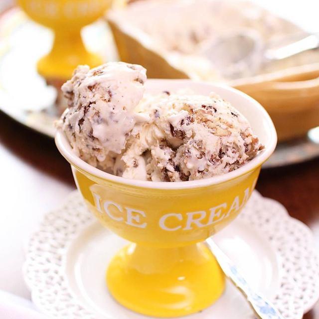 ภาพประกอบบทความ No Churn Butter Pecan Ice Cream สูตรไอศกรีมเคลือบถั่วพีแคนแสนอร่อย หม่ำเพลินรับซัมเมอร์